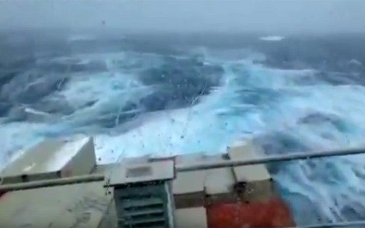 Φορτηγό πλοίο παλεύει με τα κύματα στον Ατλαντικό (βίντεο)